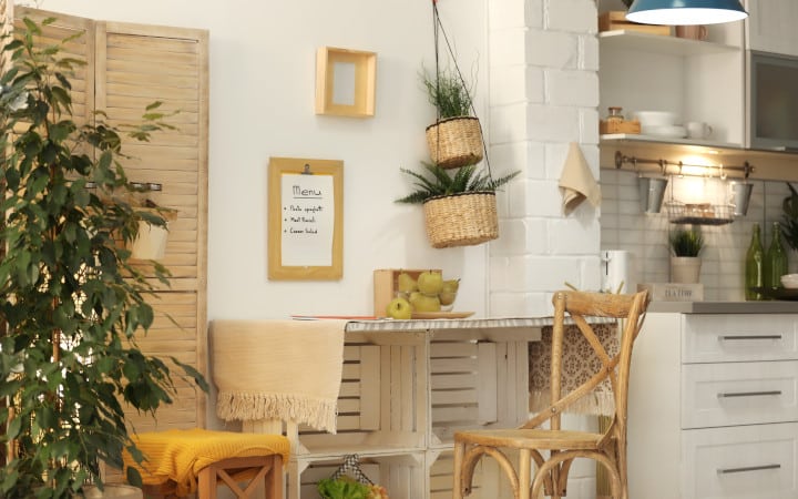 Intérieur d'une cuisine rénovée de manière écologique avec des caisses en bois comme mobilier