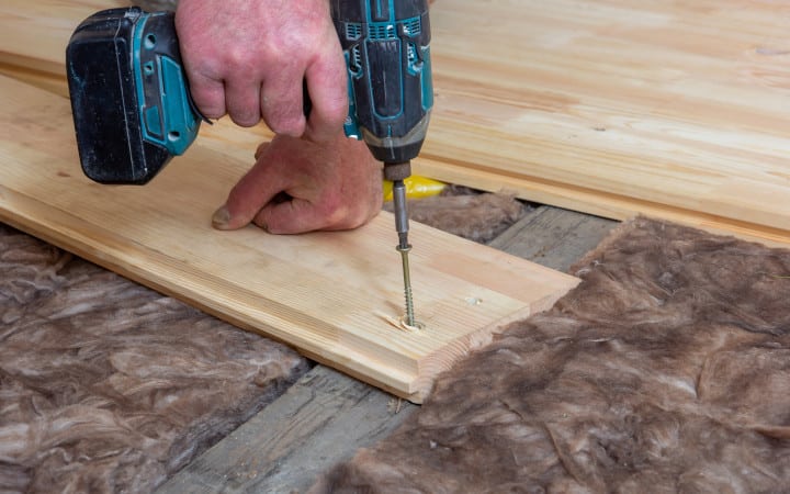 Pose et isolation d'un plancher en bois