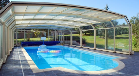 Abri de piscine haut télescopique dans le sud de la France