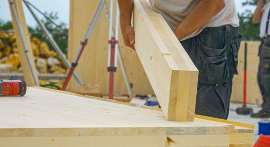 Vue rapprochée de panneaux de bois CLT posés au sol sur un chantier de construction