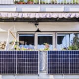 Panneaux solaires installés sur le balcon d'un appartement