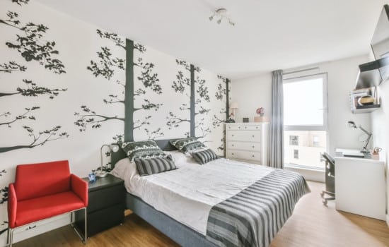 Chambre moderne avec mur tapissé en papier peint